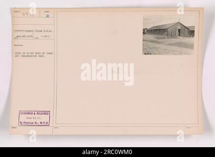 Questa fotografia mostra un tipo di casa usata dal campo di sbarco SUBIECT 8975 durante la prima guerra mondiale. La casa sembra essere fatta di legno e ha un design semplice. L'immagine è stata scattata nel 1917 da un fotografo del Signal Corps U.S.A. È stato censurato e pubblicato il 23 marzo 1918 da The Historical Branch, W.P.D. Numerato 111-SC-8975. Foto Stock