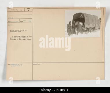 Una fotografia di un treno autocarro su una corsa di resistenza durante la prima guerra mondiale L'immagine raffigura tre carrelli, l'ultimo con una riserva di 600 galloni di benzina. Questa foto è stata scattata il 18 febbraio 1918 ed è stata rilasciata dal War Office alla Photo Division. Foto Stock