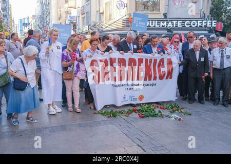 Izmir, Turchia. 11 luglio 2023. I partecipanti marciano con uno striscione che dice Srebrenica durante la cerimonia. I cittadini bosniaci che vivono a Srebrenica hanno tenuto una cerimonia di commemorazione nel 28° anniversario del massacro di Srebrenica. (Foto di Murat Kocabas/SOPA Images/Sipa USA) credito: SIPA USA/Alamy Live News Foto Stock