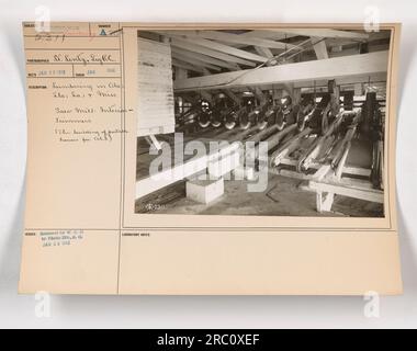 Didascalia: Interno di una segheria che mostra trimmer che costruiscono case portatili per le forze di spedizione americane durante la prima guerra mondiale. Questa fotografia fa parte di una serie intitolata "Lumbering in Alabama, Florida, Louisiana e Mississippi". Scattata nel gennaio 1918 dal fotografo T. Lintz, Sighe. Foto Stock