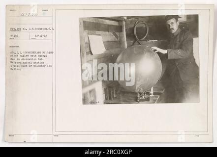 Sgt.1st cl. J.T. Seabrook, S.c., è visto operare un pallone pilota riempito di gas idrogeno in una stazione meteorologica situata 1 km a est di Colombey les Belles. La fotografia è stata scattata da CPL. C. C. Schweickhart Pilling e rilasciato il 12-11-18. L'immagine ha il numero di identificazione 48220. Foto Stock