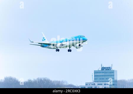 Aereo KLM pronto per l'atterraggio all'aeroporto Schiphol di Amsterdam, Paesi Bassi, 15 aprile 2023. Foto Stock