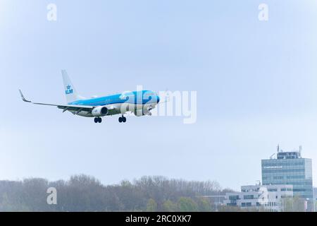 Aereo KLM pronto per l'atterraggio all'aeroporto Schiphol di Amsterdam, Paesi Bassi, 15 aprile 2023. Foto Stock