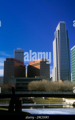 Woodmen Tower, costruita nel 1969 (a sinistra), First National Bank Tower, costruita nel 2002 (a destra) e Leahy Mall in inverno, Omaha, Nebraska, USA. Foto Stock