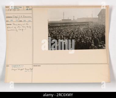 Immagine del giorno di paga alla New York Shipbuilding Corporation durante la prima guerra mondiale, che mostra i lavoratori in fila per ricevere i loro salari. Questa fotografia è stata scattata nel dicembre 1917 e fa parte della collezione di fotografie delle attività militari americane. Foto Stock