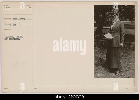 Questa fotografia, numerata 13688 e scattata dal Signal Corps, mostra un gruppo di donne non identificate durante la prima guerra mondiale. L'immagine, classificata come RECO-10-1921, mostra le donne dedite che hanno contribuito alle attività militari americane durante questo periodo. Foto Stock