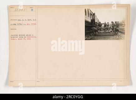 Sgt. A.C. Duff, S.C., dell'esercito statunitense, viene visto trasportare soldati feriti a bordo di un treno ospedaliero a Herreville, in Francia, il 27 aprile 1918. La foto è stata scattata da Huber. Questa immagine cattura gli sforzi e la dedizione del personale medico durante la prima guerra mondiale Foto Stock