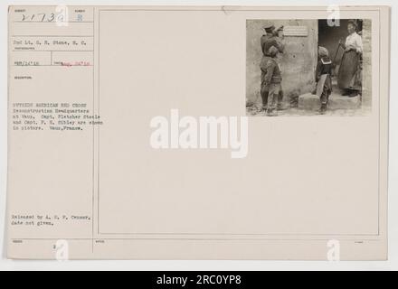 Didascalia: "2° tenente G.H. Stone of the Signal Corps catturò questa fotografia il 24 agosto 1918, mostrando il quartier generale americano per la ricostruzione della Croce Rossa a Vaux, in Francia. Capitano Fletcher Steele e capitano P.H. Sibley si vede nella foto. La fotografia è stata rilasciata da A.E.F. Censura, ma la data esatta è sconosciuta”. Foto Stock