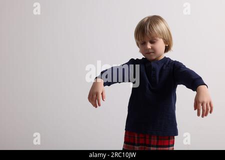 Ragazzo in pigiama che dorme su sfondo bianco, spazio per il testo Foto Stock