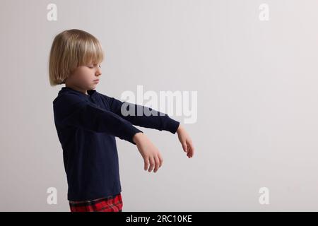 Ragazzo in pigiama che dorme su sfondo bianco, spazio per il testo Foto Stock