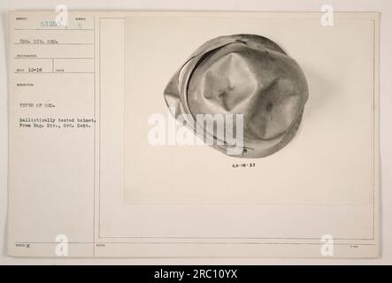 Fotografia che mostra vari tipi di elmetti testati balisticamente dalla divisione di ingegneria, dipartimento di ordinanza durante la prima guerra mondiale. Questi caschi sono stati progettati per fornire una protezione superiore ai soldati in combattimento. La fotografia è stata scattata dal fotografo numero 54395 e ricevuta il 12-18. Le note indicano che l'immagine è numerata 20-16-53. Foto Stock