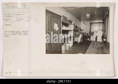 Sergente J.G. Jones, un membro della S.C. (Signal Corps), scattò questa foto il 12 marzo 1919, negli Stati Uniti Ospedale n. 57 a Ried MO, Parie, Senna Francia. L'immagine raffigura Edith Hulsize, un dietista, in piedi al centro della cucina dietetica dell'ospedale. [Fine didascalia] Foto Stock