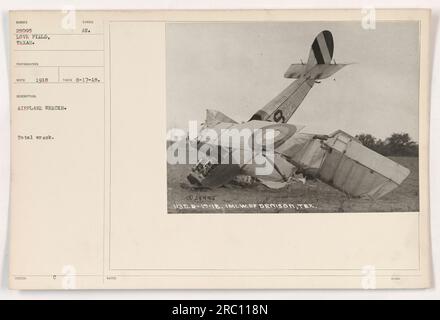 Fotografia di un relitto di un aereo a Love Field, Texas, nel 1918. L'immagine mostra un relitto totale dell'aereo, con il relitto disseminato nel campo. Scattata il 17 agosto 1918. È identificato come simbolo AU e corrisponde alla serie 1138.D-17-18. L'incidente è avvenuto a ovest di Denison, Texas. Foto Stock