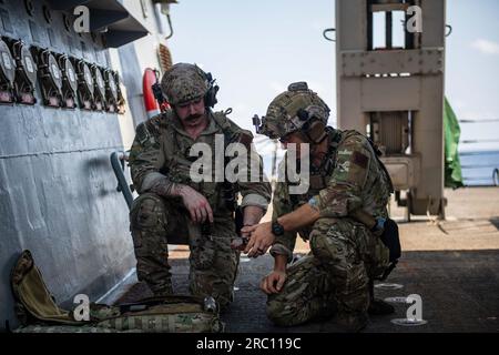 230704-N-OB471-1119 OCEANO ATLANTICO (4 LUGLIO 2023) STATI UNITI Navy Explosive Ordnance Disposal Technician 1st Class Derek Robinson, da Houston, a sinistra, e Explosive Ordnance Disposal Technician 3rd Class David Angeli, da Redding, California, si preparano a garantire gli ordigni durante un'esercitazione generale a bordo del cacciatorpediniere guidato-missile classe Arleigh Burke USS Laboon (DDG 58) 4 luglio 2023, nell'Oceano Atlantico. Questa nave, come parte del Dwight D. Eisenhower Carrier Strike Group, è in corso nell'Oceano Atlantico partecipando all'esercitazione dell'unità di addestramento composita del Carrier Strike Group Four (COMPTU) Foto Stock