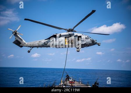 230704-N-OB471-1084 OCEANO ATLANTICO (4 luglio 2023) i marinai si preparano a corde veloci da un elicottero MH-60S Sea Hawk, attaccato al 'Dusty Dogs' dell'Helicopter Sea Combat Squadron (HSC) 7, sulla focale a bordo del cacciatorpediniere a missili guidati classe Arleigh Burke USS Laboon (DDG 58) 4 luglio 2023, nell'Oceano Atlantico. Questa nave, nell'ambito del Dwight D. Eisenhower Carrier Strike Group, è in corso nell'Oceano Atlantico partecipando all'esercitazione dell'unità di addestramento composita del Carrier Strike Group Four (COMPTUEX). COMPTUEX è un intenso esercizio di più settimane progettato per integrare completamente uno sciopero del vettore Foto Stock