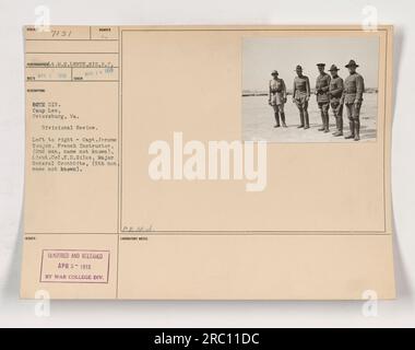 Revisione divisionale a Camp Lee, Petersburg, Virginia nell'aprile 1918. Da sinistra a destra: Capitano istruttore francese Jerome Toujon, persona non identificata, tenente colonnello E.D. Giles, maggiore generale Cronkhite, persona non identificata. Fotografia rilasciata il 5 aprile 1918 dalla War College Division. Preso da L.M.S. Lentz, SIG.R.C. 7121. Foto Stock