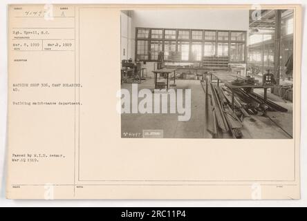 Il sergente Tyrell lavora nell'officina di Camp Holabird, MD. Questa foto è stata scattata il 2 marzo 1919 e lo mostra nel reparto di manutenzione dell'edificio. L'immagine è contrassegnata con il numero di descrizione 306. La foto è stata certificata dal M.I.D. Censor il 10 marzo 1919. Foto Stock