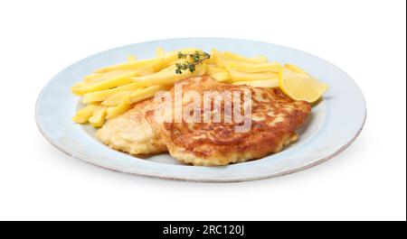 Gustoso pesce in pastella di acqua soda, patatine fritte e fette di limone isolate su bianco Foto Stock