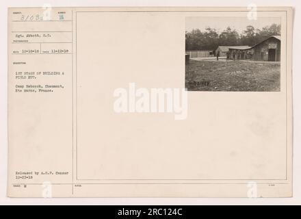 I soldati americani a Camp Babcock a Chaumont, hte Marne, in Francia, vengono mostrati nelle prime fasi della costruzione di una capanna da campo. Questa fotografia fa parte della collezione "Photographs of American Military Activities during World War One". Abbott ha scattato la foto il 12 novembre 1918, ed è stata pubblicata dalla A.E.P. Censura il 23 dicembre 1918. Foto Stock