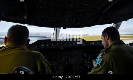 Un taxi cisterna da trasporto multiruolo A330 dell'Air Force francese a partire da AS Royal Canadian Air Force Major. Do Kim, a sinistra, E il capitano Christian Garafalo, piloti assegnati al 437 Squadron, dall'8 Wing Trenton a Trenton, Ontario, conducono controlli pre-volo su un CC150T Polaris Multi Role Tanker Transport durante Mobility Guardian 23 presso Andersen Air Force base, Guam, il 10 luglio 2023. MG23 è un'opportunità di formazione insieme ai nostri alleati e partner per dimostrare l'interoperabilità e rafforzare la nostra capacità collettiva di supportare un indo-Pacifico libero e aperto. (STATI UNITI Foto Air Force di Tech. Sgt. Joseph Pick) Foto Stock