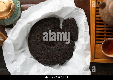 Composizione piatta con tè pu-erh su tavolo in legno Foto Stock