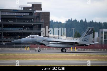 Un F-15 Eagle del 194th Fighter Squadron (FS) della California Air National Guard decolla dalla Portland Air National Guard base, Oregon, il 10 luglio 2023. Il 194th FS condurrà Dissimilar Air Combat Training (DACT) insieme agli Stati Uniti F/A-18E Super Hornets della Marina dello Strike Fighter Squadron 136 "Knighthawks" e degli F-15 Eagles della Oregon Air National Guard del 123rd Fighter Squadron. Il DACT consente ai piloti di applicare e perfezionare tecniche aeree avanzate eseguendo vari scenari di combattimento. (STATI UNITI Air National Guard foto del Master Sgt. Steph Sawyer) Foto Stock