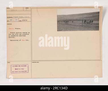 I soldati francesi a Chanoy, in Francia, si affrettano a rinforzare una batteria americana con cannoni da 1 libbre. Questa fotografia, etichettata come 111-SC-6344, è stata scattata da un fotografo degli Stati Uniti Signal Corps l'8 febbraio 1918. L'immagine fa parte di una serie che mostra le attività militari americane durante la prima guerra mondiale, in particolare le manovre della 42nd Division. È stato censurato e pubblicato il 14 marzo 1913 dal War College Division Laboratory. Foto Stock