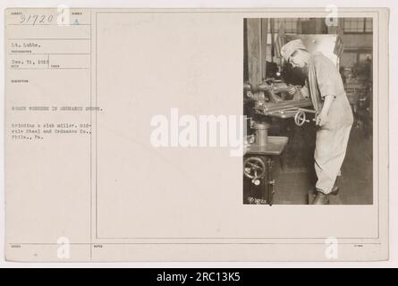 Il tenente Lubbe supervisionò una lavoratrice che affilò una lastra miller nei negozi di ordigni di Mid-vale Steel and Ordnance Co., Philadelphia, Pennsylvania, nel 31 dicembre 1918. Questa foto è etichettata come numero 31720 nella collezione, con note aggiuntive che menzionano 24720. Foto Stock
