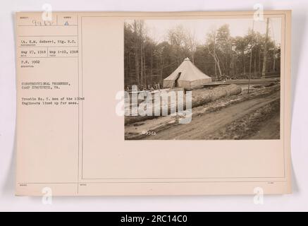 Gli uomini del 102esimo ingegnere si schierano per il disordine a Camp Humphreys, Virginia. La fotografia, etichettata come Trestle No. 5, mostra i progressi costruttivi nel campo durante la prima guerra mondiale. Il tenente E.M. deBerri dell'8ma R.C. può essere visto nella foto. Fotografo: Sumber A. 27 maggio 1918. Foto Stock