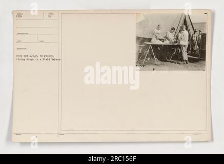 I soldati delle American Expeditionary Forces (AEF) vengono visti miscelare l'impasto in una panetteria durante la prima guerra mondiale. Questa immagine, catturata dal fotografo Hood, mostra il ruolo essenziale di questi panifici nel fornire pane appena sfornato alle truppe. Foto Stock