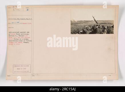 101st Field Artillery, Battery E., ex Massachusetts Public Artillery, e New England Coast Artillery, sparando una mitragliatrice antiaerea contro un aereo di osservazione tedesco a Plateau Chemin des Dames, Francia, il 5 marzo 1918. La fotografia è stata scattata dal tenente EDW, Cooper ed è stata pubblicata il 25 aprile 1918. È stato censurato e pubblicato dalla War College Division il 2 maggio 1918. Foto Stock