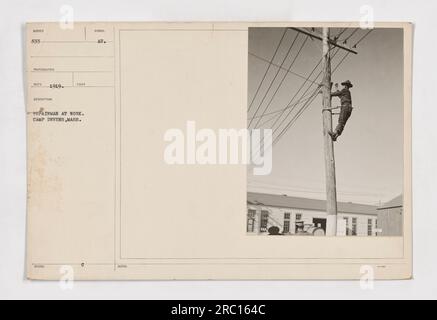 Un riparatore al lavoro a Camp Devens, Massachusetts, nel 1919. L'esatta natura della riparazione eseguita non è specificata, ma è chiaro che l'immagine cattura un riparatore in azione. Foto Stock