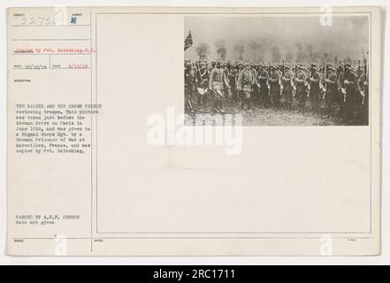 "Il Kaiser tedesco e il principe ereditario rivedono le truppe prima della guida tedesca su Parigi nel giugno 1918. Questa foto è stata scattata da Pvt. Goldshlag e fu data a un Signal Corps Sgt. Da un POW tedesco a Marsiglia, in Francia. Certificato dalla censura AEF e pubblicato in dischi A.E.F. Foto scattata il 19/8/18, file n.. 227501.» Foto Stock