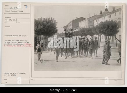 Didascalia: Soldati italiani che partecipano alla processione funebre del fanteria americano William E. Evans, morto a causa della pleurite, in Italia. (15 ottobre 1918) Foto Stock