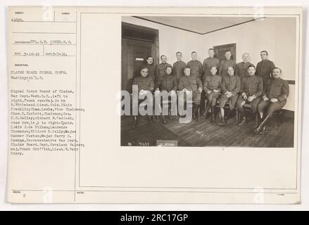 Fotografia dei membri del Signal Corps Board of Claims, War Dept Washington D.C. Presa il 7 marzo 1919. Prima fila da sinistra a destra: Il maggiore John R. Whitehead, Lieut. Cols. Elkin Franklin, Cass. Lewis (Vice Presidente), CH. H. Corlett (Presidente), Geo. F.N. Dailey, Richard B. Paddock. Fila posteriore, da sinistra a destra: Tappi. Lodis J. de Milhau, Laurence Thompson, Willard S. Kelly, Major Way Huston, Major Harry D. Rawson (Rappresentante Dipartimento Guerra) Claims Board), capitano Havelock Walser, maggiore scherzo Griffith, Lieut. W. Weir Henry. Foto Stock