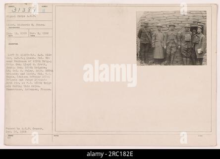 Il tenente Richards W. Sears catturò questa fotografia il 19 dicembre 1918 a Sommerance, Ardennes, in Francia. L'immagine mostra un gruppo di ufficiali delle American Expeditionary Forces (A.E.F.) durante la prima guerra mondiale Da sinistra a destra, gli individui fotografati sono il tenente R.C. Miller, A.D.C.; tenente colonnello Edmund Buchanan della 159a Brigata; generale di brigata Lloyd M. Brett, Condg. Gen. 160th Brigade; tenente colonnello O. Foley, Adjt. 160th Brigade; e tenente colonnello H.A. Bayne, ufficiale di collegamento 160th Brigade e giudice avvocato 80th Div. La fotografia è stata approvata dalla A Foto Stock