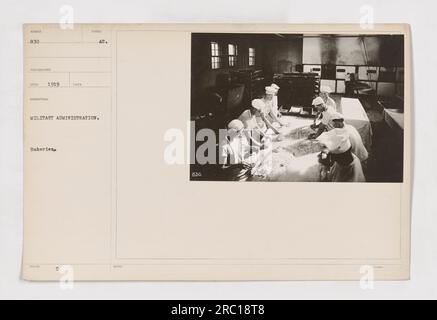 Soldati che lavoravano in una panetteria a Camp Washington, D.C. nel 1919 sotto amministrazione militare. La panetteria era una struttura importante per garantire il rifornimento di cibo per le truppe durante la prima guerra mondiale Foto Stock