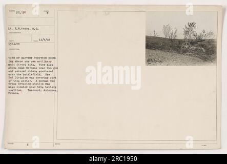 Didascalia: Fotografia di un campo di battaglia della prima guerra mondiale a Imecourt, Ardenne, Francia. L'immagine mostra una posizione della batteria in cui la nostra artiglieria ha colpito direttamente, causando la morte di soldati tedeschi sparsi in tutta l'area. La seconda Divisione era responsabile di questo settore, e una stazione di spogliatoio della Croce Rossa tedesca si trovava nelle vicinanze. Presa il 4 novembre 1918. Foto Stock
