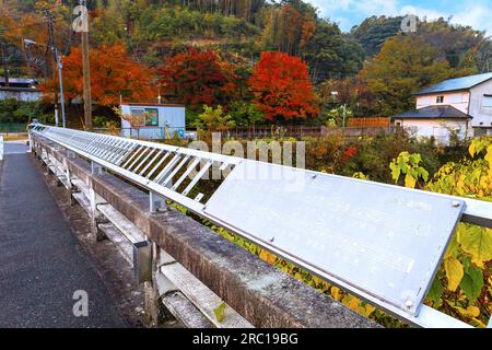 Fukuoka, Giappone - 21 novembre 2022: Il ponte Meoldy situato di fronte al Tempio di Nazoin, toccando rispettivamente le barre si crea una melodia chiamata Hometown o F Foto Stock