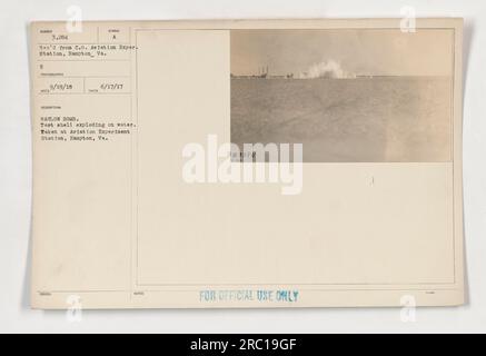 Il proiettile di prova della bomba Barlow esplode sull'acqua alla Aviation Experiment Station di Hampton, Virginia. La foto è stata scattata il 19 settembre 1918 da un fotografo non rivelato. Questa immagine è etichettata come simbolo A ed è stata rilasciata esclusivamente per uso ufficiale. La nota afferma che la fotografia è stata ricevuta dal C.O. della Aviation Experiment Station il 17/6/17." Foto Stock