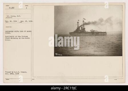 Immagine: Una fotografia di una nave da guerra della flotta della Vittoria che attraversa il North River durante la prima guerra mondiale. L'immagine cattura la nave che fuma lungo il fiume, tornando da una missione. Questa foto è stata scattata il 26 dicembre 1918 dal tenente Craig, S.C. ed è stata autorizzata dal M.I.D. Censura il 28 dicembre 1918. Foto Stock