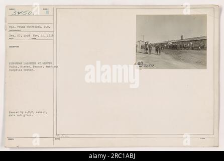 CPL. Prank Chircosta è raffigurato in questa immagine tra un gruppo di lavoratori europei presso l'American Hospital Center di Mesves Bulcy, Nievre, Francia. La foto è stata scattata tra il 27 dicembre 1918 e il 21 novembre 1918, con la data esatta sconosciuta. L'immagine è stata approvata dall'A.E.F. censor e fa parte del fotografo numero 32501. Foto Stock