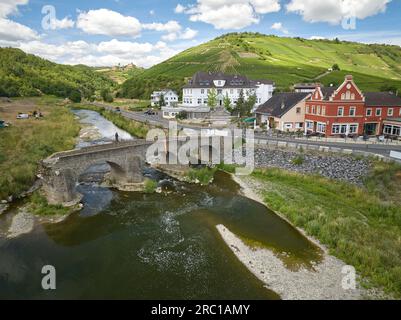 RECH, Germania. 6 luglio 2023. I resti del Nepomuk Bridge distrutto, fotografato due anni dopo il disastro dell'alluvione sull'Ahr (foto scattata con il drone). Secondo il Ministero degli interni, 28 ponti in Renania-Palatinato furono distrutti o così gravemente danneggiati durante l'alluvione che non erano più sicuri per il traffico. (A dpa "due anni dopo l'alluvione: Fino a che punto è la ricostruzione?") Crediti: Thomas Frey/dpa/Alamy Live News Foto Stock