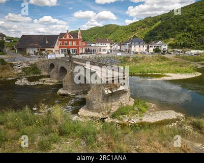 RECH, Germania. 6 luglio 2023. I resti del Nepomuk Bridge distrutto, fotografato due anni dopo il disastro dell'alluvione sul fiume Ahr. Secondo il Ministero degli interni, 28 ponti in Renania-Palatinato furono distrutti o così gravemente danneggiati durante l'alluvione che non erano più sicuri per il traffico. (A dpa "due anni dopo l'alluvione: Fino a che punto è la ricostruzione?") Crediti: Thomas Frey/dpa/Alamy Live News Foto Stock