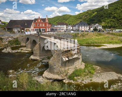 RECH, Germania. 6 luglio 2023. I resti del Nepomuk Bridge distrutto, fotografato due anni dopo il disastro dell'alluvione sul fiume Ahr. Secondo il Ministero degli interni, 28 ponti in Renania-Palatinato furono distrutti o così gravemente danneggiati durante l'alluvione che non erano più sicuri per il traffico. (A dpa "due anni dopo l'alluvione: Fino a che punto è la ricostruzione?") Crediti: Thomas Frey/dpa/Alamy Live News Foto Stock