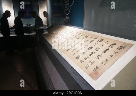 HANGZHOU, CINA - 12 LUGLIO 2023 - i visitatori vedono uno striscione scritto da He Shaoji e su Shi della dinastia Qing al Southern Song Guan Kiln Museum in Foto Stock