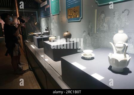 HANGZHOU, CINA - 12 LUGLIO 2023 - i visitatori possono ammirare le squisite reliquie culturali legate al sushi presso il Museo del forno Guan della Dinastia Song meridionale di Hangzhou, Foto Stock