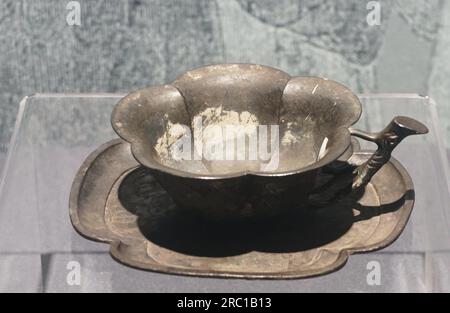 HANGZHOU, CINA - 12 LUGLIO 2023 - foto scattata il 12 luglio 2023 mostra il "piatto d'argento in fiore di prugne" della dinastia Song al Southern Song Guan Kil Foto Stock