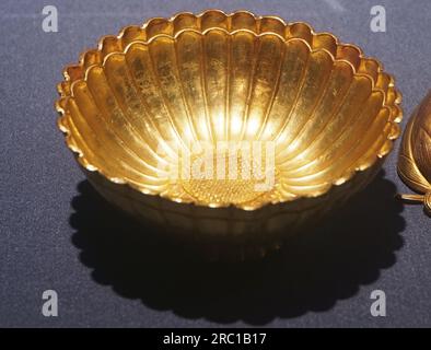 HANGZHOU, CINA - 12 LUGLIO 2023 - foto scattata il 12 luglio 2023 mostra il "Chrysanthemum Golden Bowl" della dinastia Song al Southern Song Guan Kil Foto Stock