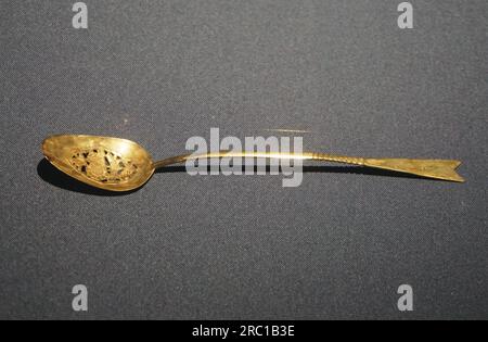 HANGZHOU, CINA - 12 LUGLIO 2023 - Un cucchiaio d'oro della dinastia Song è visibile al Southern Song Guan Kiln Museum di Hangzhou, provincia di Zhejiang, chi Foto Stock